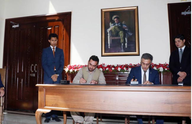 پنج قرارداد سرک‌سازی به ارزش چهار میلیارد افغانی به امضا رسید